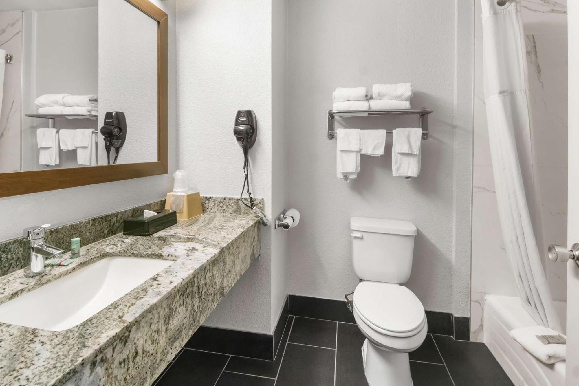 Surestay Plus By Best Western Fort Worth Benbrook Bagian luar foto