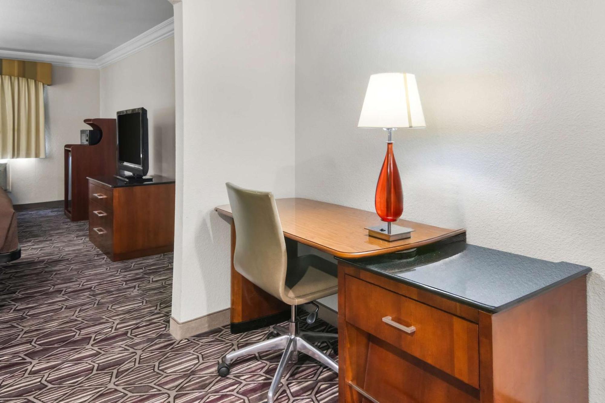 Surestay Plus By Best Western Fort Worth Benbrook Bagian luar foto