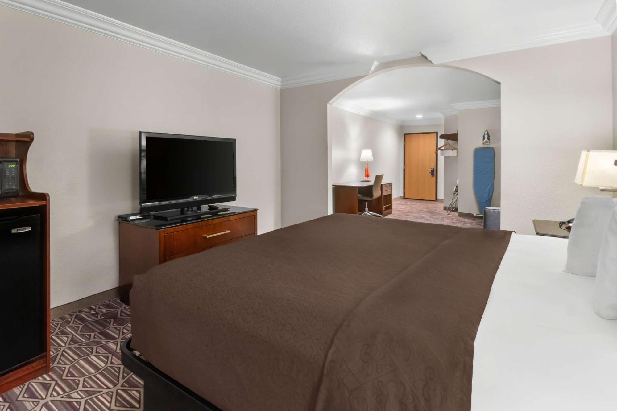 Surestay Plus By Best Western Fort Worth Benbrook Bagian luar foto