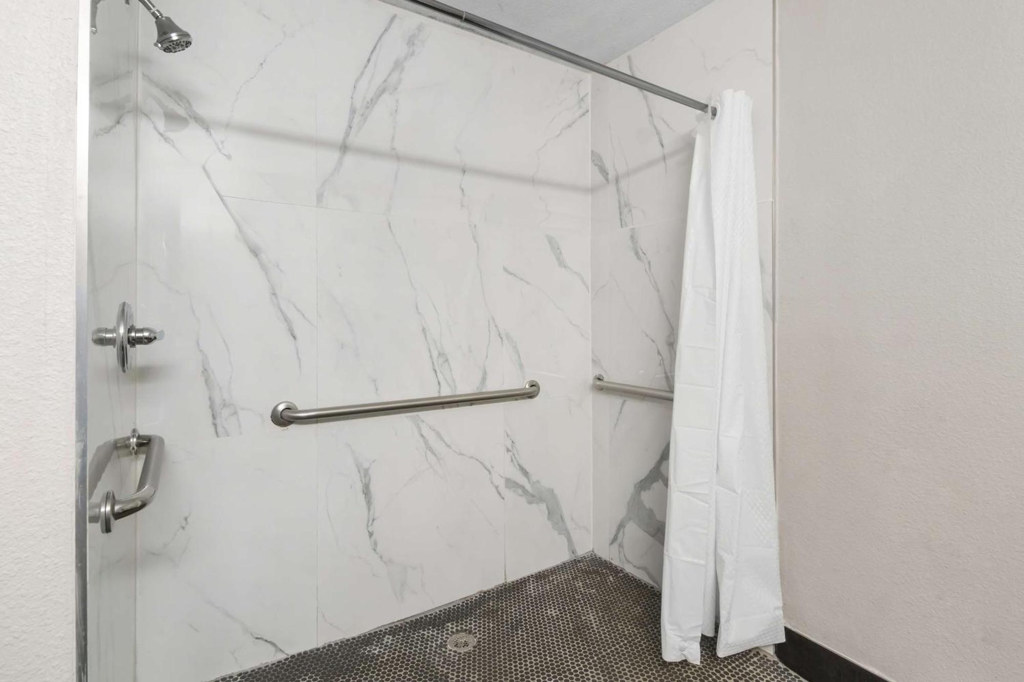 Surestay Plus By Best Western Fort Worth Benbrook Bagian luar foto