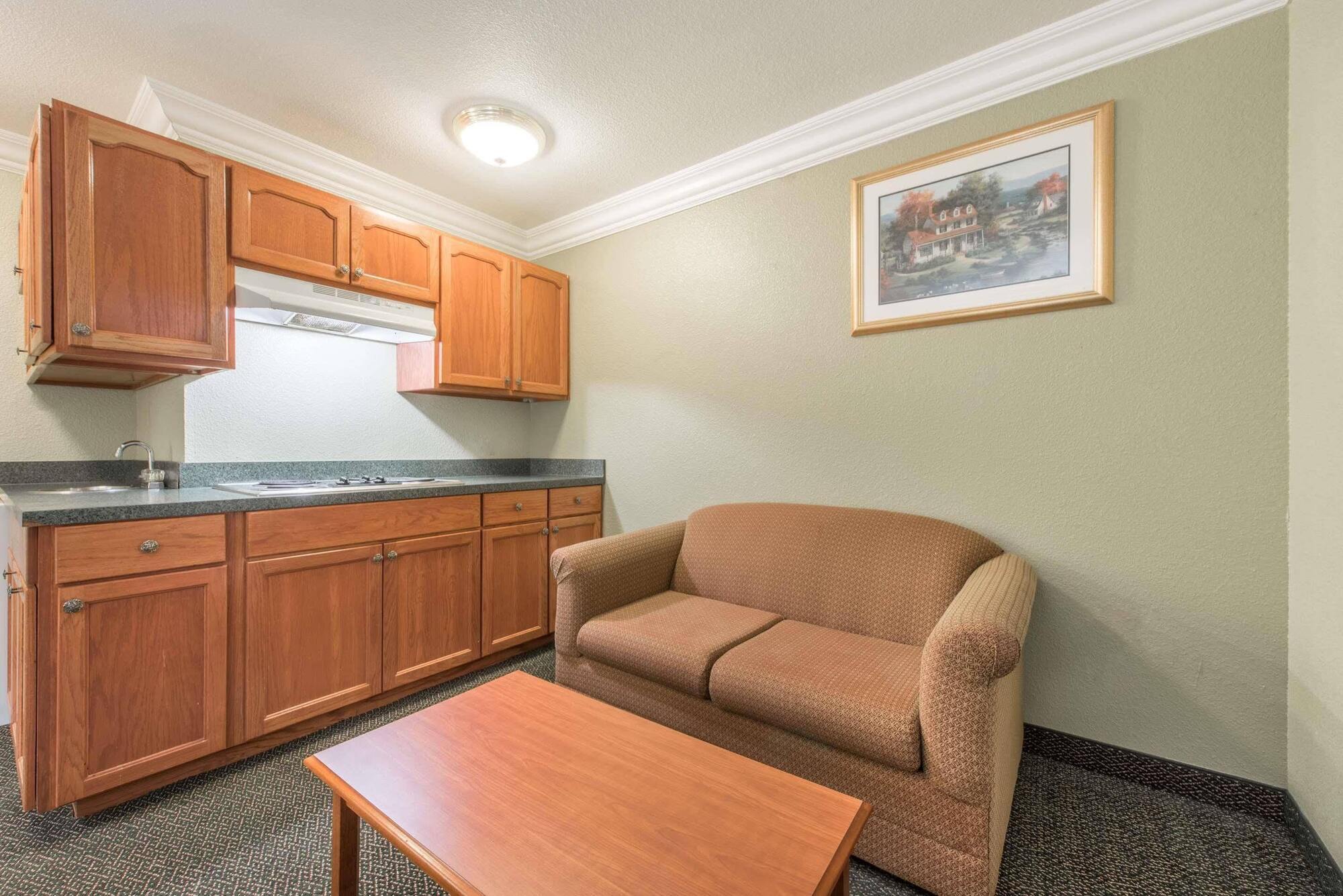 Surestay Plus By Best Western Fort Worth Benbrook Bagian luar foto