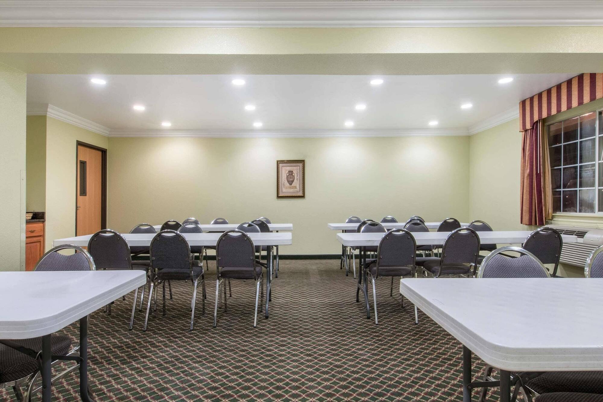 Surestay Plus By Best Western Fort Worth Benbrook Bagian luar foto