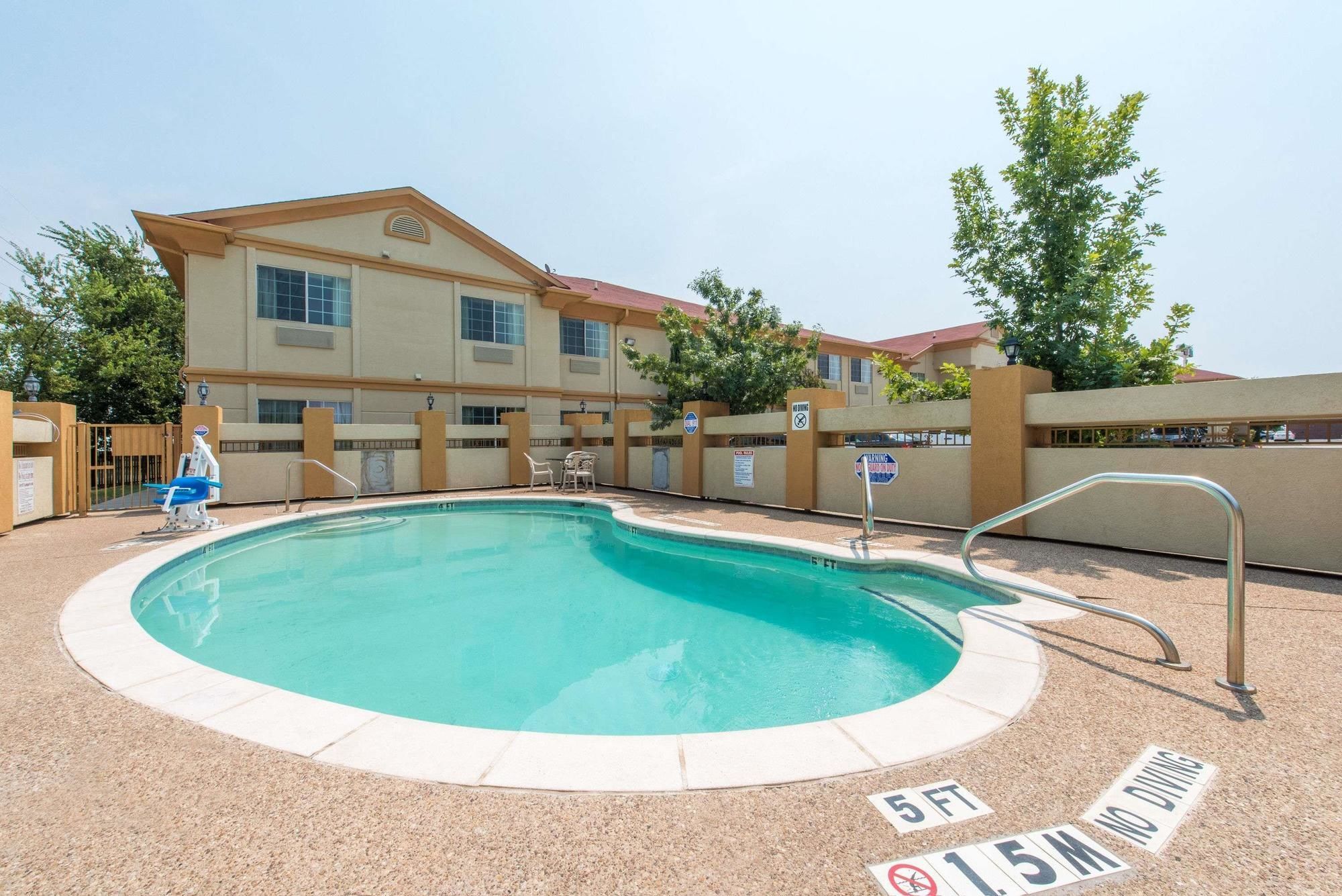 Surestay Plus By Best Western Fort Worth Benbrook Bagian luar foto